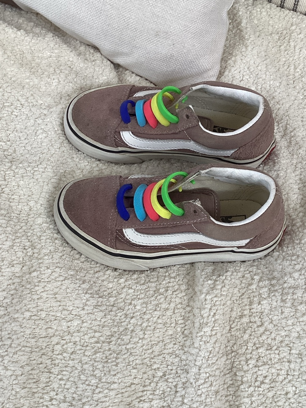 Vans Kids Low-Top Suede Sneakers in Mauve with Rainbow Elastic Bands